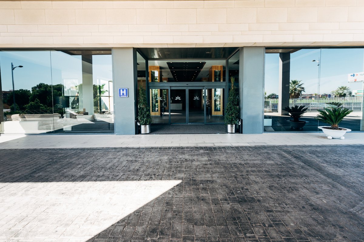 azzHoteles's tweet photo. Cerramos la semana con más buenas noticias. Desde hoy viernes 3 de julio abrimos nuestro hotel @ValenciaCongres  de #Paterna con todas las medidas de protección e higiene necesarias para hacer de tu estancia una experiencia inolvidable. Os esperamos

#HotelesParaVolver https://t.co/05JdWG1WsH