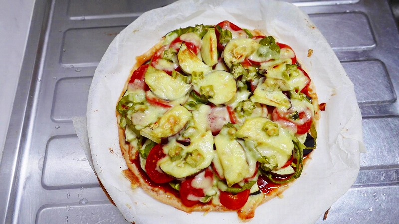 庭で採れた野菜でピザを焼きました！
具が多すぎたのですが美味しかったです！