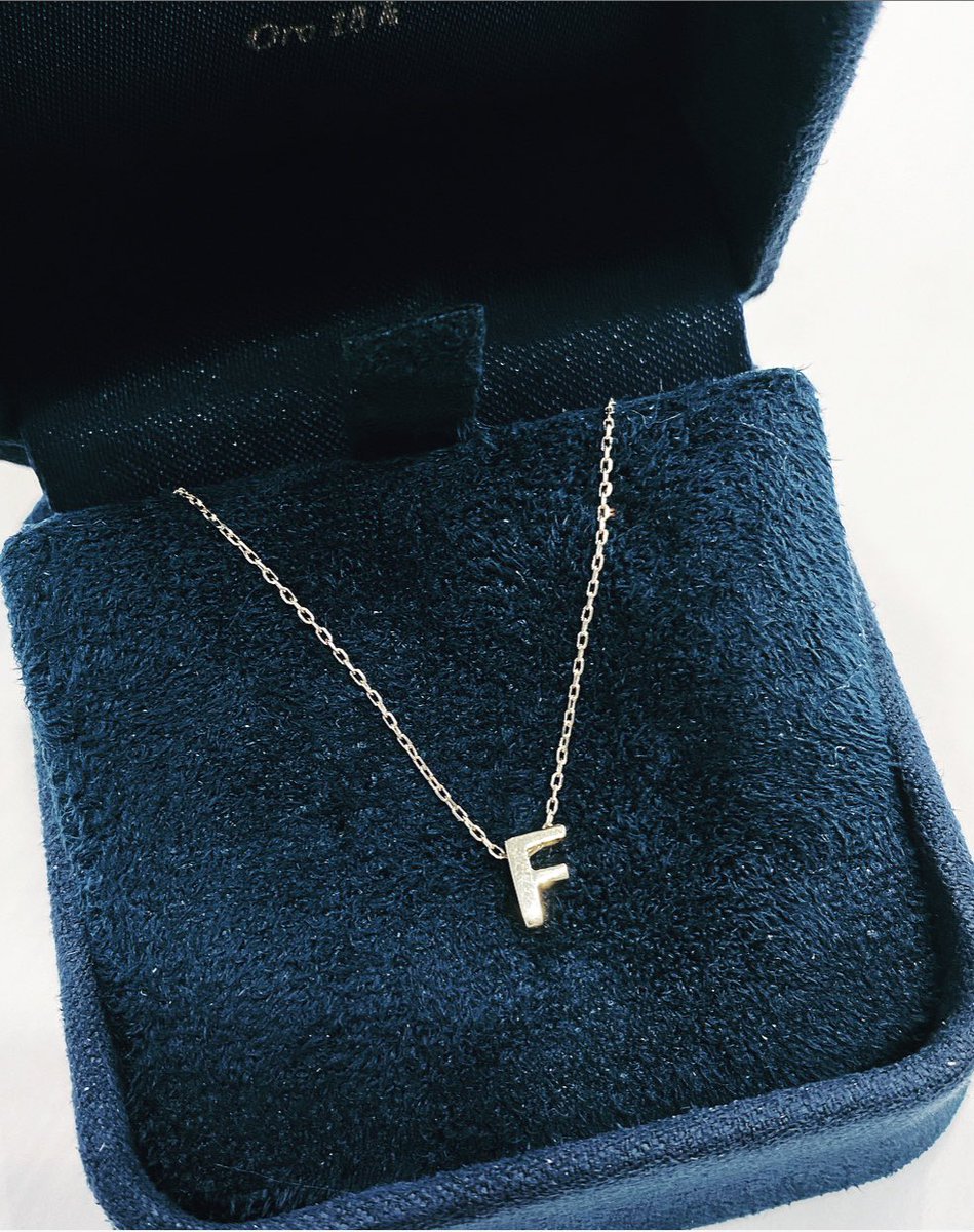 MFerrerJoyero's tweet photo. ¡Cómo os gustan las iniciales de oro estilo minimal! Otro encargo personalizado, en #ManuelFerrerJoyero
.
.
.
#Joyerosdesde1968 #Iniciales #Oro #AlphabetCollection #15Cumpleaños #FelicidadeeessssFiorella #EncargosPersonalizados #Minimal #Cool #AvRepúblicaArgentina27 #Logroño https://t.co/XyQ8JdXkUs