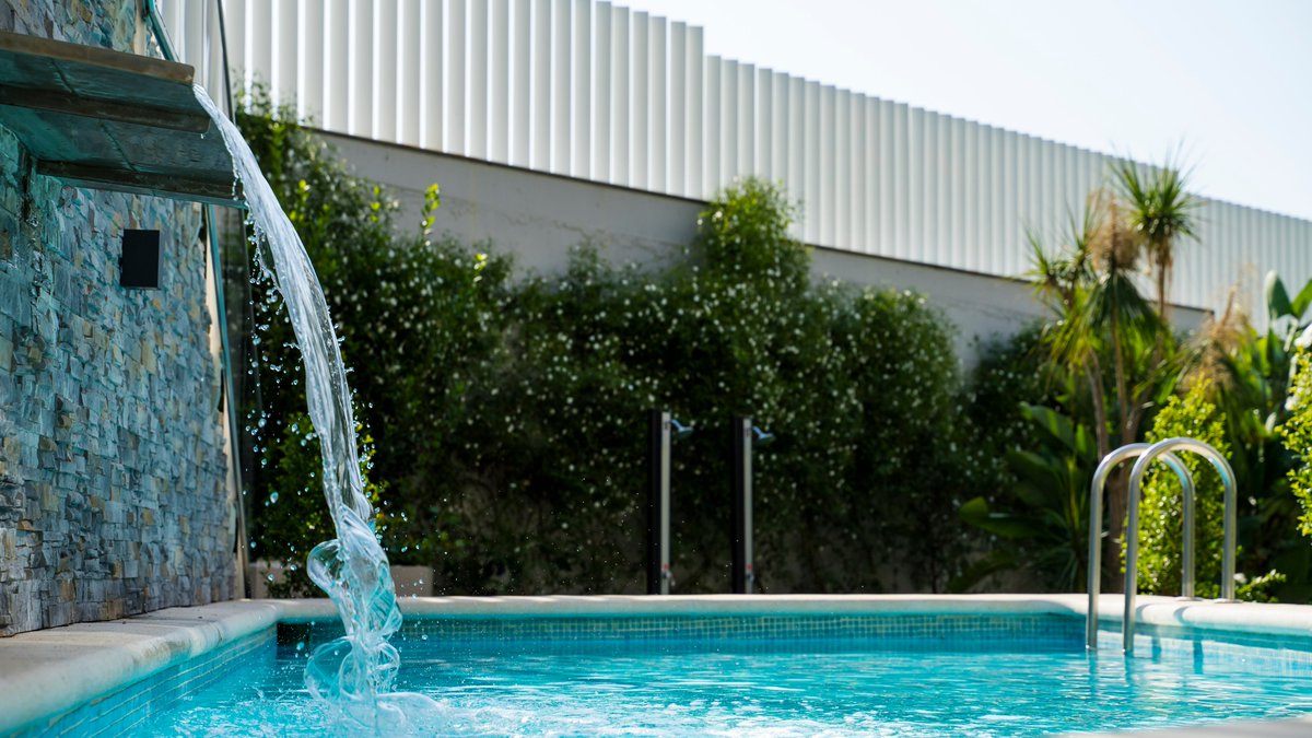 azzHoteles's tweet photo. Cerramos la semana con más buenas noticias. Desde hoy viernes 3 de julio abrimos nuestro hotel @ValenciaCongres  de #Paterna con todas las medidas de protección e higiene necesarias para hacer de tu estancia una experiencia inolvidable. Os esperamos

#HotelesParaVolver https://t.co/05JdWG1WsH