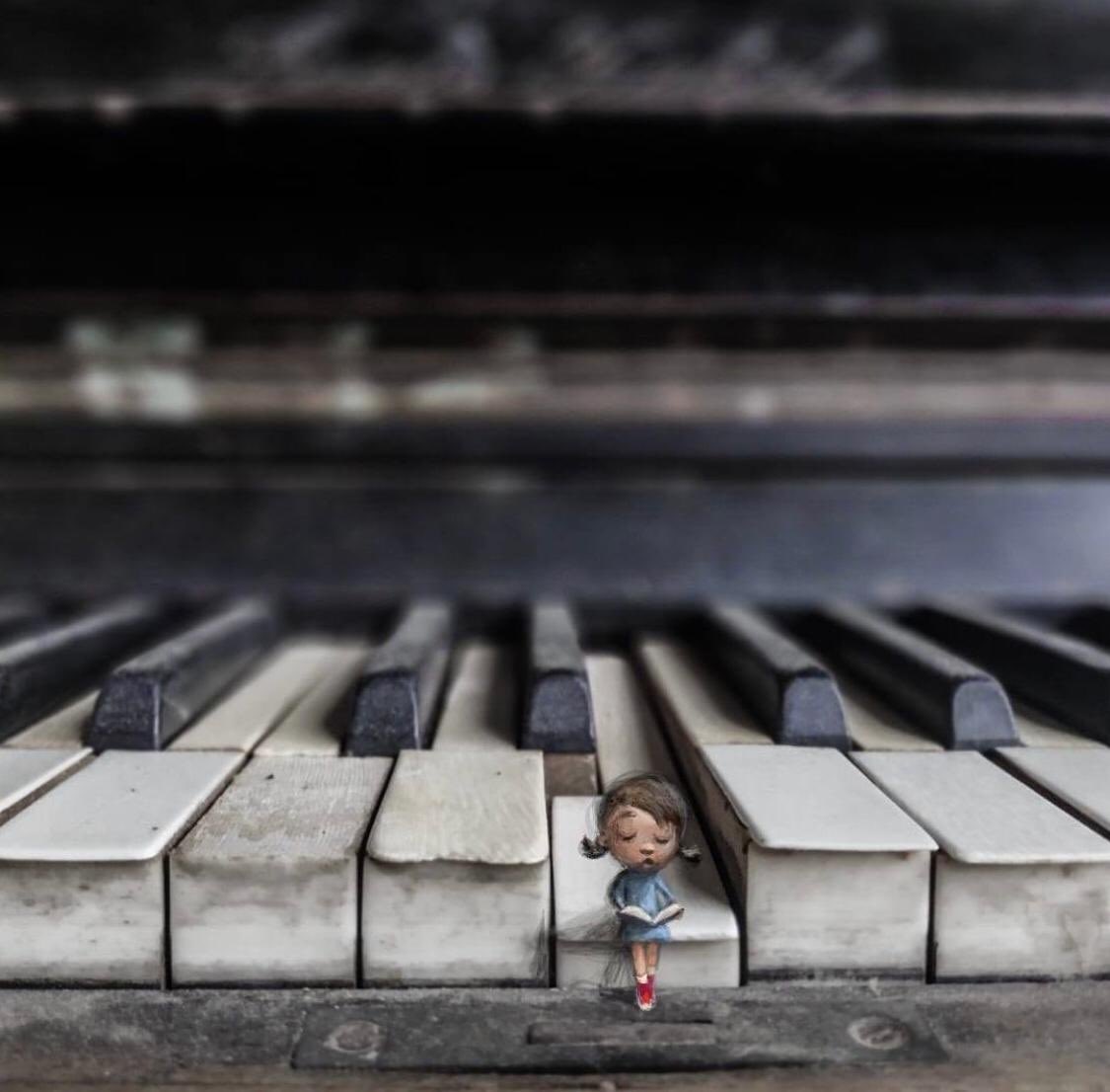 edit_planeta's tweet photo. “La letra de la canción es lo que creemos entender, pero lo que nos hace creerla o no es la música.”

Carlos Ruiz Zafón, “El Juego del Ángel”
 
🖌Marcin Piwowarski
 
#CadaDíaconZafón https://t.co/XdrkHnfxED