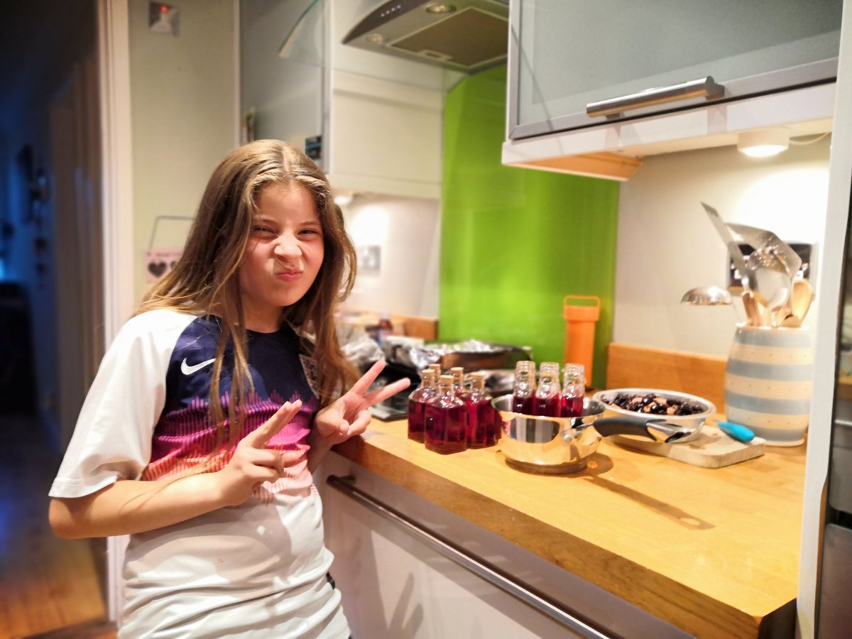 outdoor_gems's tweet photo. The kids (and I) foraged loads of wildfoods and made 80 bottles of gin for their school teachers..... After 8years we figured we owe them a drink!
#ForagersKitchen #Gin #GinParty #school #sayinggoodbye #foraging https://t.co/fMoLWgIvoj