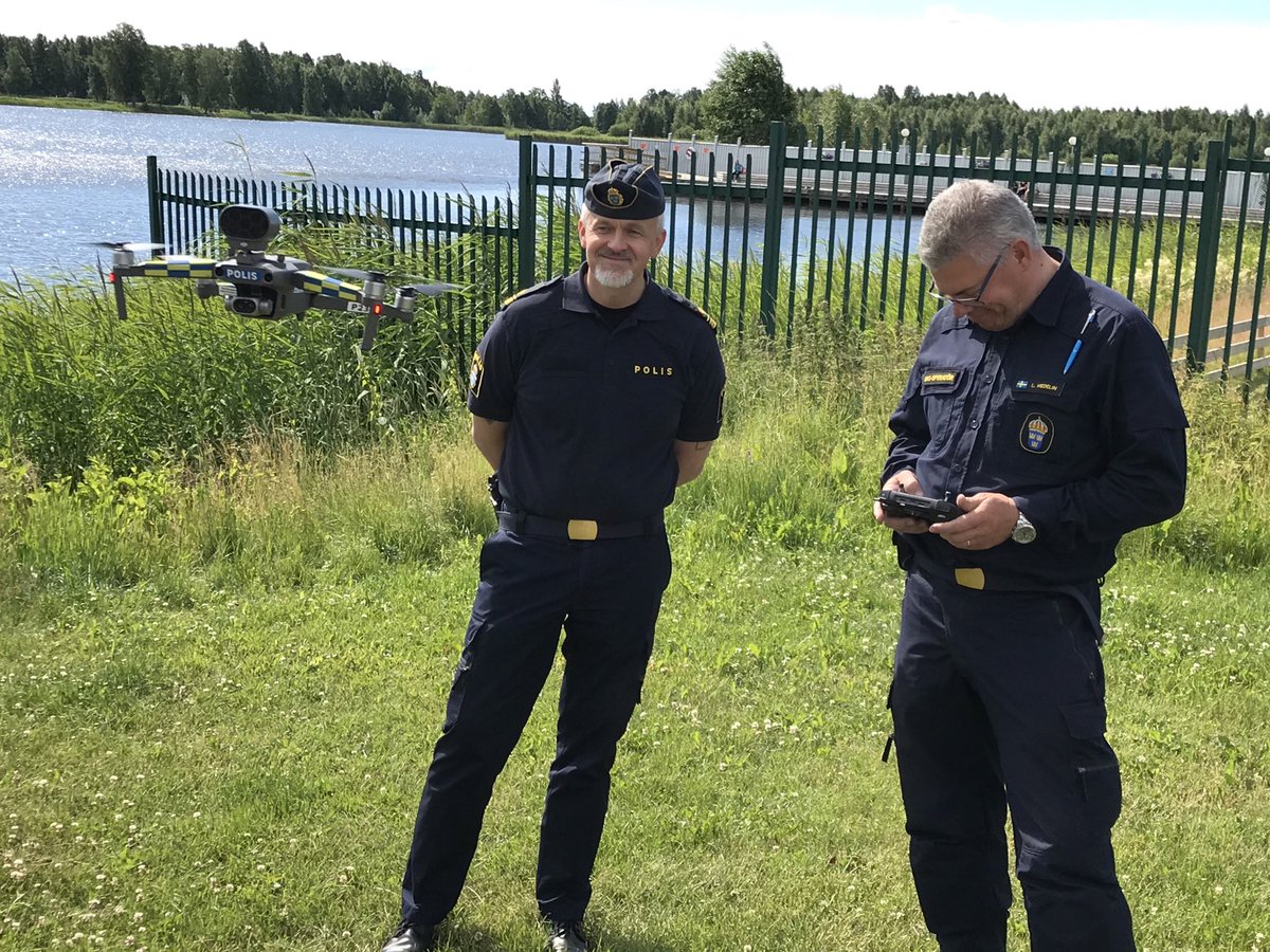 PerStrm's tweet image. Pressträff där polisen i Karlstad berättar om UAS, som kan användas för att hantera de problem som uppstår med buskörarande vattenskotrar.