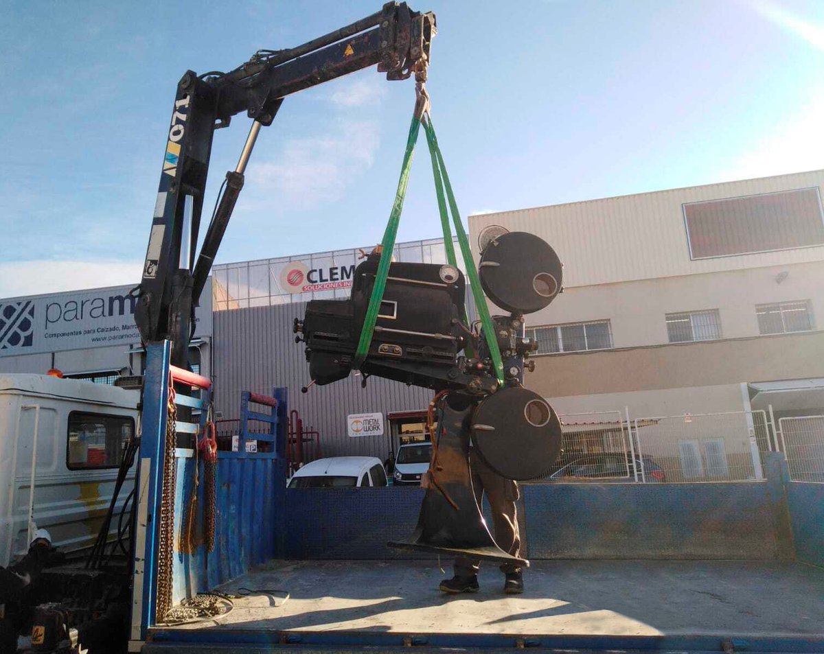 El proyector del <a href="/granteatre/">Gran Teatre d'Elx</a> vuelve a salir del #MuseoPusol, por el centenario de esta emblemática sala de #Elche! Personal municipal se desplazó hasta nuestro almacén, para trasladar al #GranTeatro uno de sus proyectores #ProyectoPusol <a href="/ajuntamentelx/">Ayuntamiento de Elche - Ajuntament d'Elx</a> <a href="/ElxCultura/">ElxCultura</a>