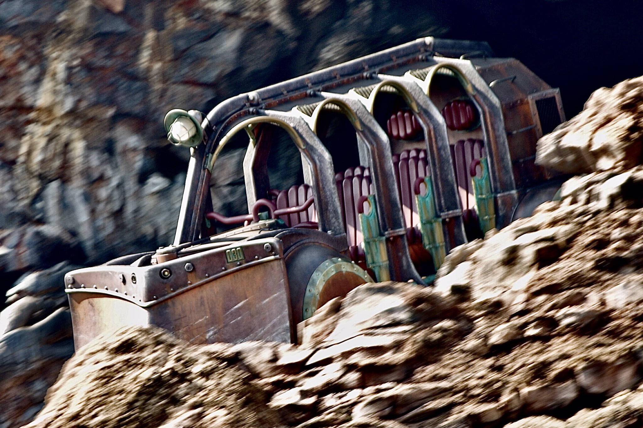 じょにー これはなかなかいい写真撮れたと思う 無人だし景色流れてるし地底走行車 にしっかりピント合っててとてもいい気がする やっぱり地底走行車はかっこいいね T Co Wrlsvyb5sq Twitter