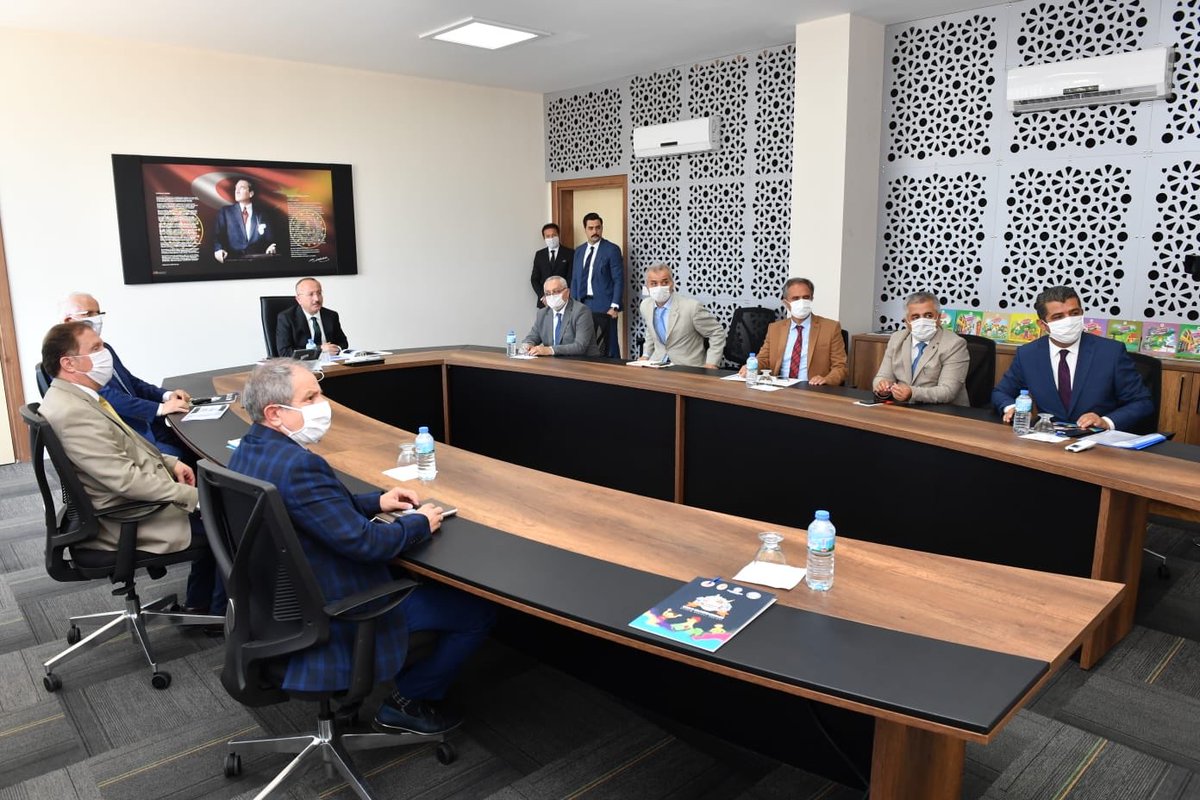 DenizliValiligi's tweet photo. Valimiz Sn.@alifuatatik; Denizli İl Milli Eğitim Müdürü Mahmut Oğuz’u ziyaret ederek İlimizde yürütülen eğitim öğretim çalışmaları hakkında bilgi aldı. https://t.co/siERiLvZe9