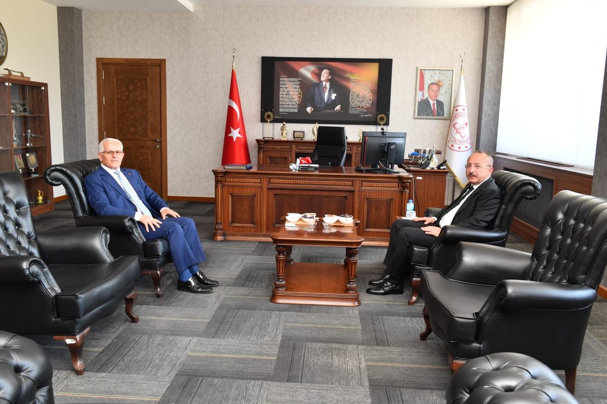 DenizliValiligi's tweet photo. Valimiz Sn.@alifuatatik; Denizli İl Milli Eğitim Müdürü Mahmut Oğuz’u ziyaret ederek İlimizde yürütülen eğitim öğretim çalışmaları hakkında bilgi aldı. https://t.co/siERiLvZe9