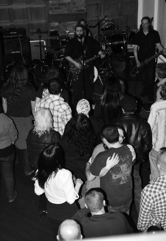 A_J_Reid's tweet photo. Still my favourite gig photo from Limehawk days.
Think this one was taken in Trearddur Bay in Anglesey.
Thanks to everyone who used to come and listen. X
#music #gigs #band #love #Limehawk #Anglesey #TrearddurBay #HolyIsland https://t.co/Jmu5xd6YDy