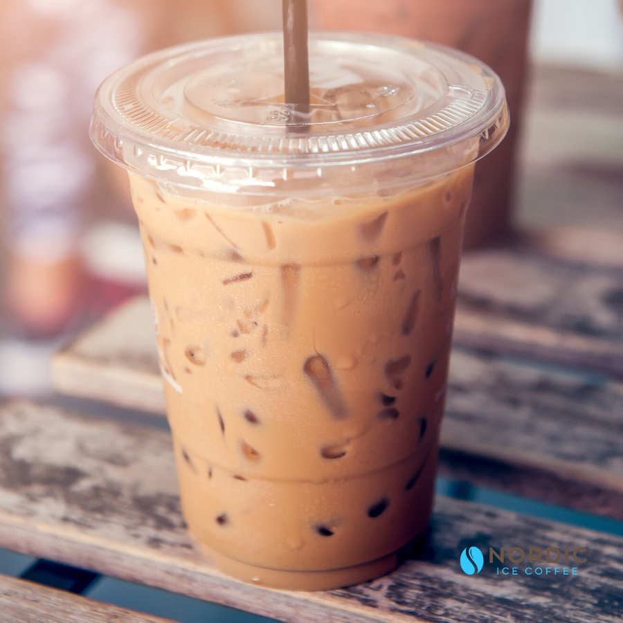 Se købsbetingelser i bio 🚛💰

ICED COFFEE 1. Hæld 5-6 isterninger i et glas
2. Tilføj 4 dele mælk
3. Bland med 1 del Copacabana
Copacabana Iced Coffee kan blandes med almindelig mælk eller plantemælk.

#iskaffe #icecoffee #nordicicecoffee #opskrift #kaffe #sommer