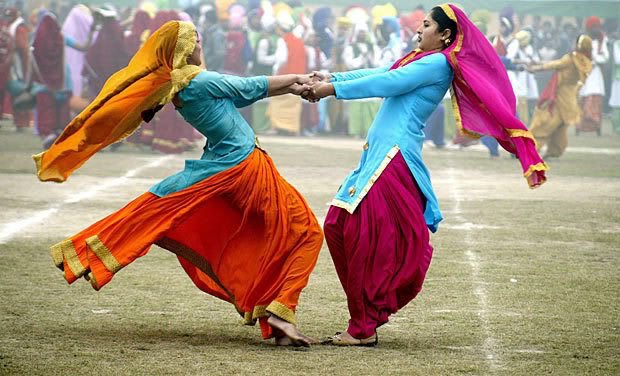 so got a piece of infro from a Punjabi so this attire is called the punjabi ghaghra and the women here can be seen participating in the punjabi folk dance called ‘giddha’
