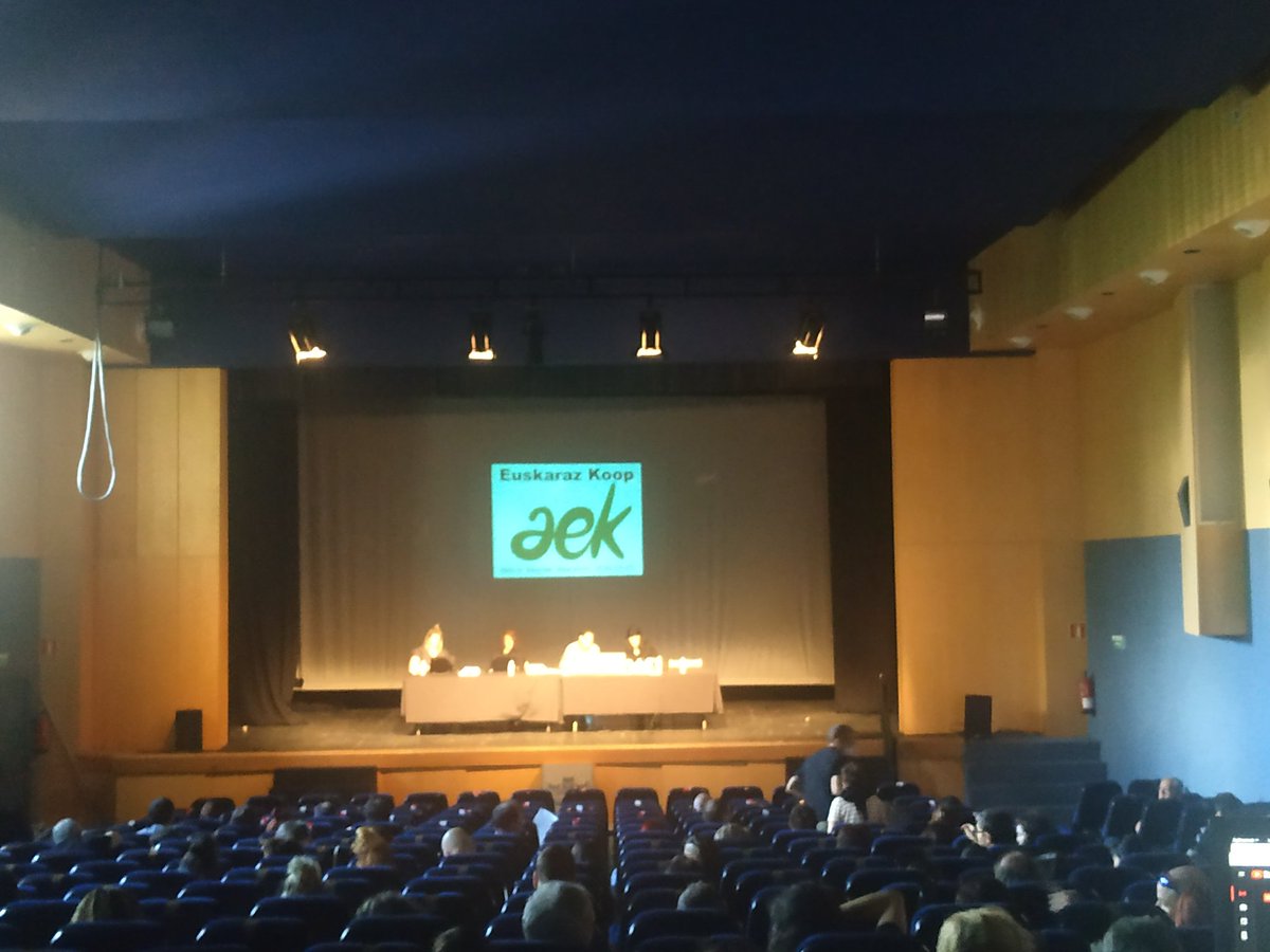 Segurtasun neurri guztiak hartuta, @AEK_eus-en urteko batzarrean Agurainen. Datorren ikasturteari aurre egiteko gogoa eta ilusioa. #geroaeuskaratik https://t.co/IVH3DAa7Ik