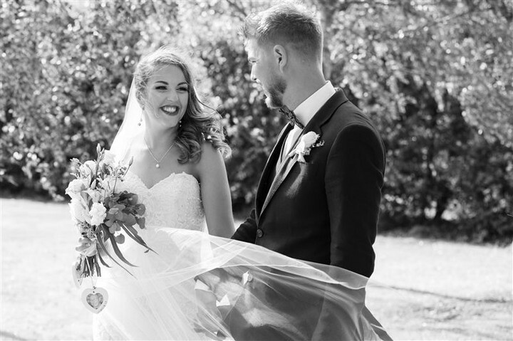 MyWeddingGuide's tweet photo. 📸⠀
"Once in a while, right in the middle of ordinary life,⠀
LOVE gives us a fairy tale"⠀
Beautifully captured by @luciazanmonti_photography⠀
.⠀
.⠀
.⠀
#MyWeddingGuide #FridayFocus #PicOfTheDay #LuciaZanmontiPhotography #WeddingPhotography #Wedding… https://t.co/IwrZcE6TCv https://t.co/KvDIGV7Lr4