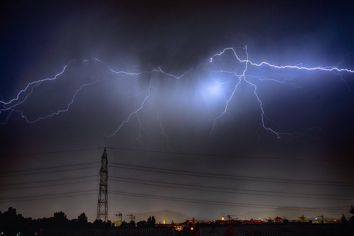 Anoche en Vic, espectacular.
<a href="/MeteoBac/">MeteoBAC ❄️</a> <a href="/ElTiempoes/">Eltiempo.es</a> <a href="/ELTIEMPO/">EL TIEMPO</a>