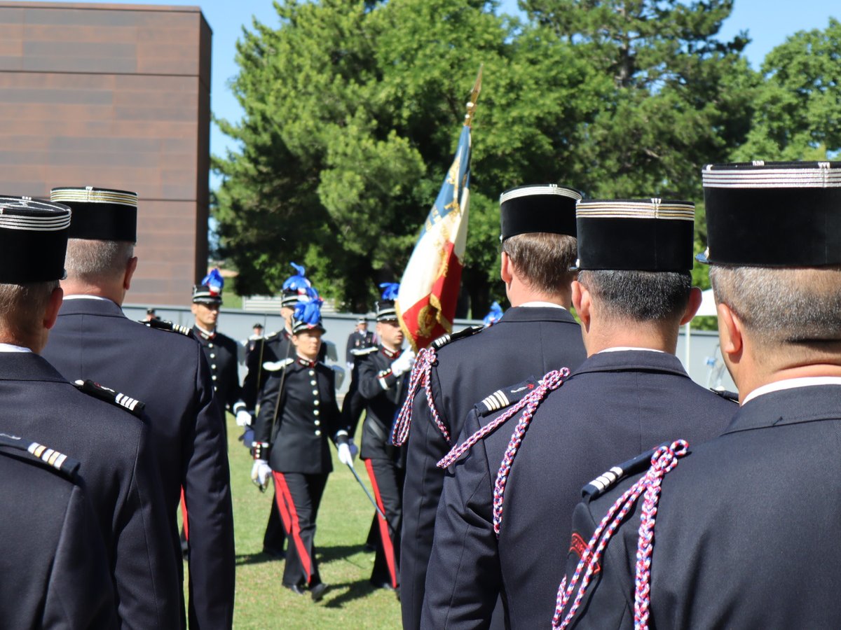 ENSOSP's tweet photo. Cérémonie de #baptême pour les promotions d'officiers de sapeurs-#pompiers qui se préparent à encadrer, commander des operations de secours et gérer des crises sur tout le territoire national.
Nous leurs souhaitons à tous une longue vie d’engagement au service de la population. https://t.co/QvRte8exaU