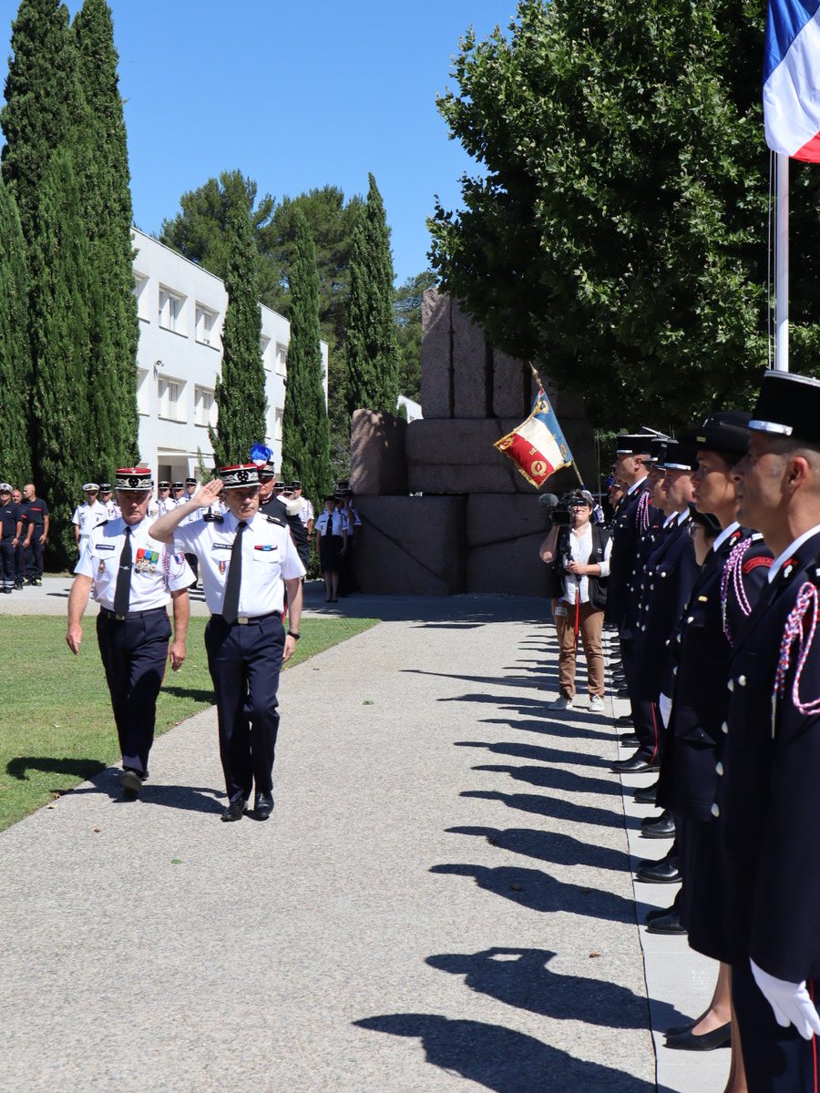 ENSOSP's tweet photo. Cérémonie de #baptême pour les promotions d'officiers de sapeurs-#pompiers qui se préparent à encadrer, commander des operations de secours et gérer des crises sur tout le territoire national.
Nous leurs souhaitons à tous une longue vie d’engagement au service de la population. https://t.co/QvRte8exaU