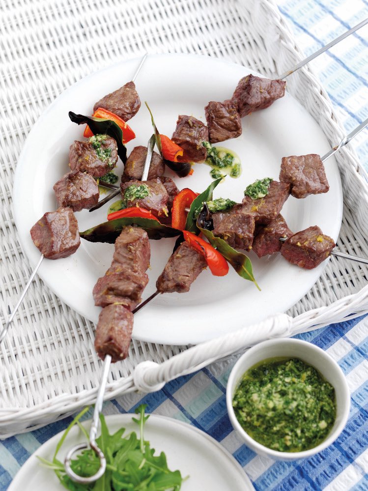Venerdì è sempre un buon motivo per festeggiare! Per la cena di questa sera vi consigliamo una ricetta facile e super gustosa! Spiedini di #manzogallese igp al profumo di alloro, da cuocere al #bbq , con salsa verde. Li abbiniamo a un buon bicchiere di #vino o a un #cocktail ?
