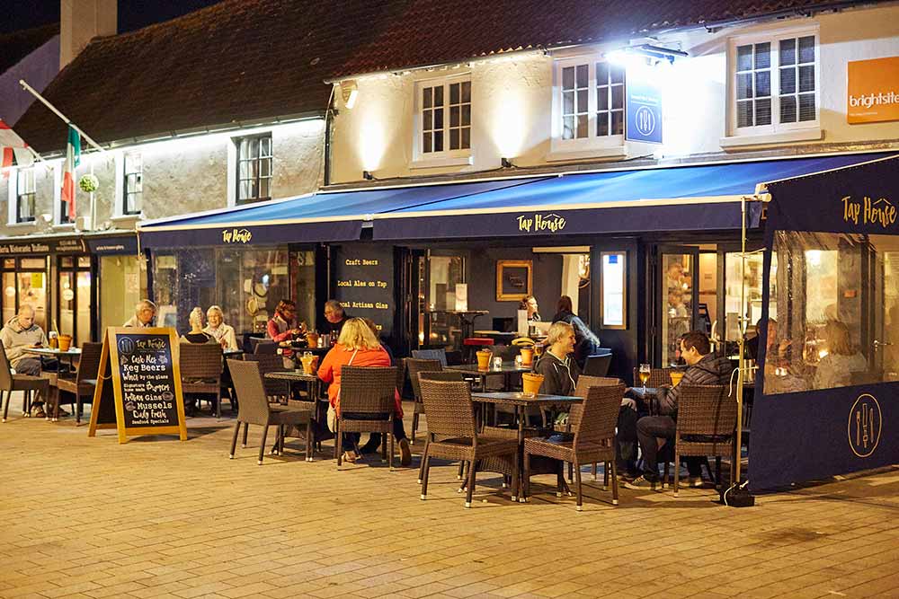 THshoreham's tweet photo. No Longer Closed ! Ready for tomorrow's 12 noon opening, thru until 11pm. To start we'll only be open Wednesdays thru Sundays, have limited capacity, a full bar selection, a smaller menu focused on home made burgers ! #yourpub #taphouseopen #taphouseisback #ourlocal https://t.co/o2kCcrpw5F