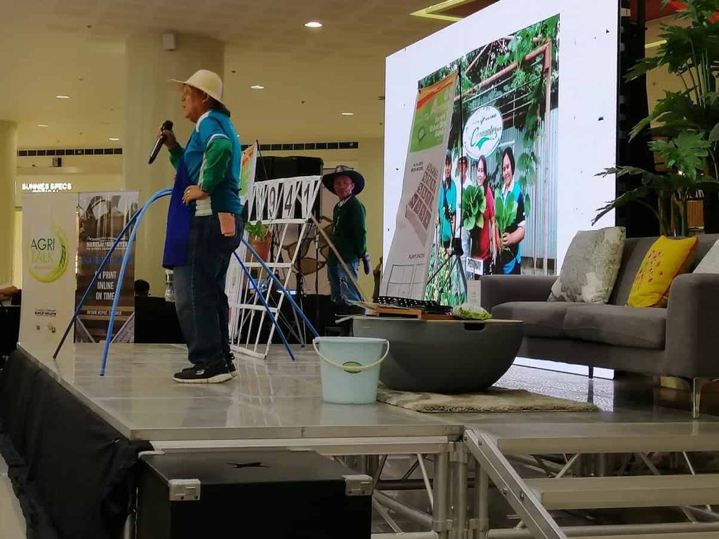 thrivesme's tweet photo. "It started around 10 a.m. and ended around 5 p.m." https://t.co/4JPO9caA4I #Beekeeping #ItsChada #UrbanAgriculture https://t.co/eSoBVYfHHb