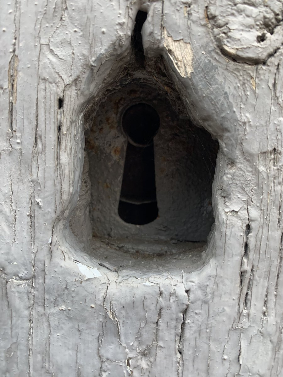 CountyBoarding's tweet photo. #LockHistory #SmallDoor #HugeLeverLock https://t.co/2NM08KZBoE