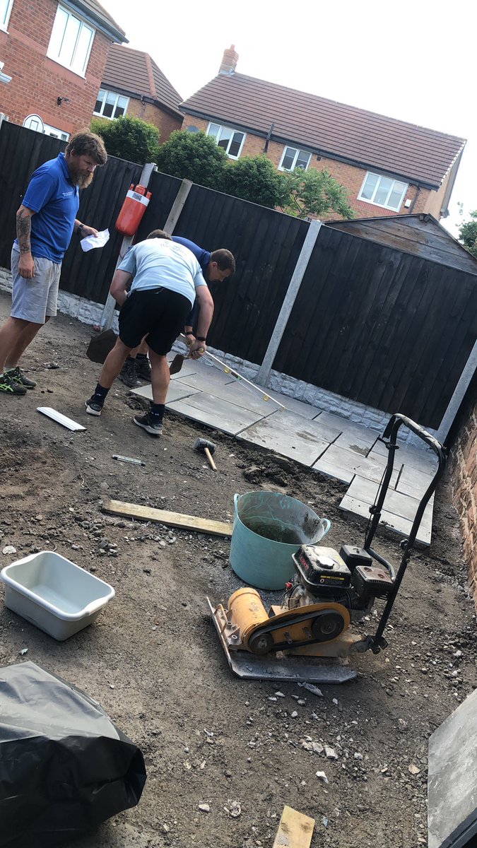 vicky_hall7's tweet photo. Great work from these yesterday #TopGrafters ππΌ Thanks guys @DLlewellyn3 @bufferlad1 @briers6 #PatioCorner Next up Artificial Grass ππΌππΌ https://t.co/O2dwL3Bepw