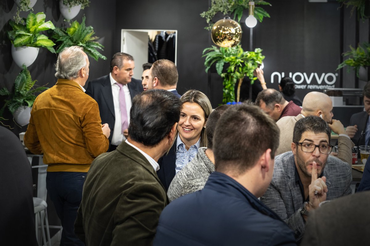 nuovvo_'s tweet photo. Con esta foto de la pasada edición de #cevisama2019 celebramos que hemos alcanzado los 1.300 seguidores en nuestra cuenta de LinkedIn. 

(1/5) Continúa la historia en el hilo 👇👇👇 https://t.co/ozPKUw5I9U