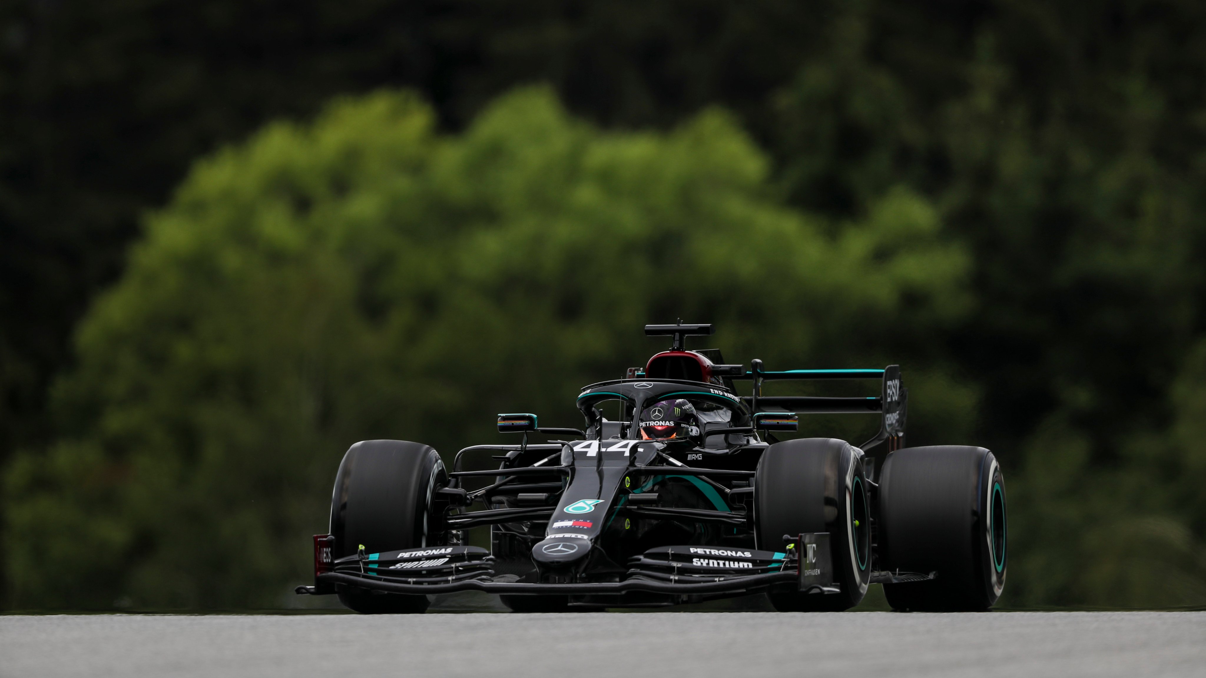 Kettős Mercedes siker az év első szabadedzésén