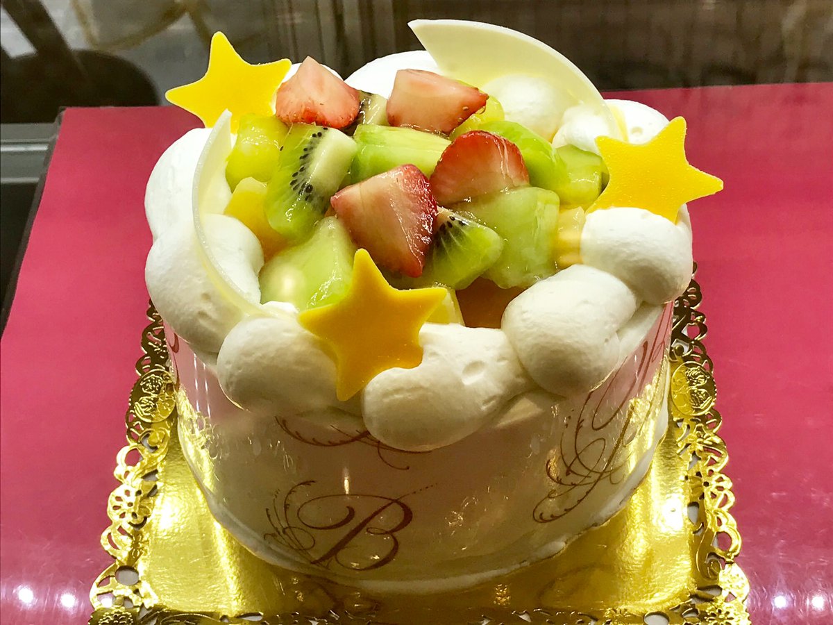 小田急百貨店 町田店 公式 星形のチョコレートがキュートな 七夕フルーツショートケーキ 2 592円 税込 イチゴやキウイ など 色とりどり5種類のフルーツが美しく盛り付けられています 7 7 火 まで 地下1階 ブールミッシュ