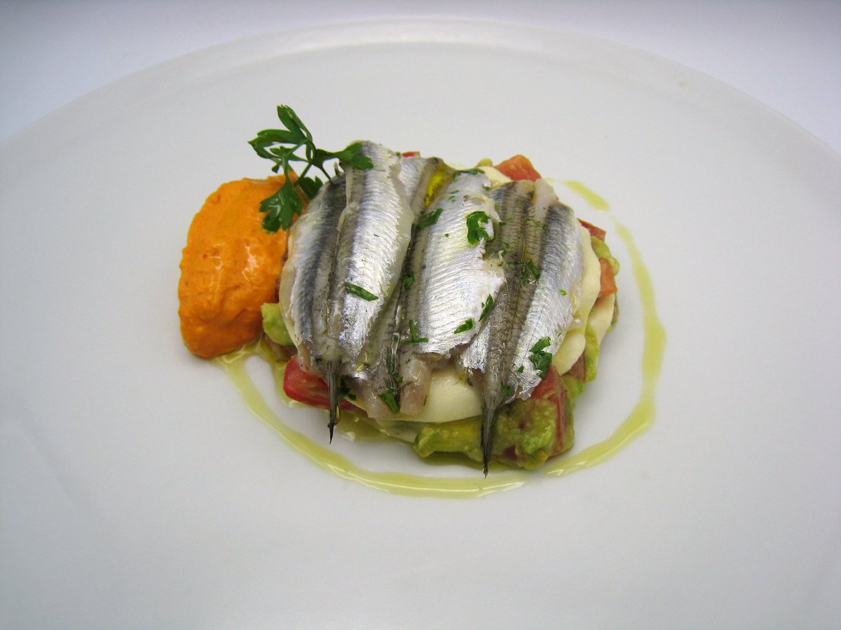 CometeloCSTV's tweet photo. Gran campaña del boquerón en Andalucía. Hay que consumirlo de nuestras lonjas de proximidad y por eso hoy en vamos con todos los pasos, tiempos y trucos para elaborar un clásico del verano en nuestra tierra: el boquerón en vinagre tierno, jugoso y con el punto justo 19:50h | 📺 https://t.co/qcMzQQcQT2