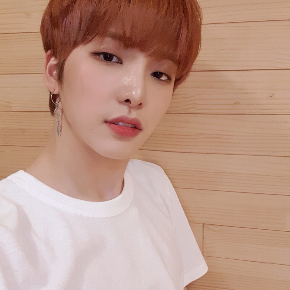 official_ONEUS's tweet photo. [#서호]
투무니덜 너무 덥죠?? 저두요 ㅠㅠ 그렇다구 에어컨 앞에만 있으면 안 돼요!! ㅅㄹㅎㄴㄷ!! https://t.co/skp79ElFeW