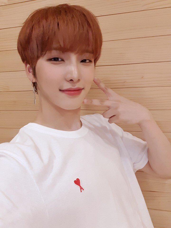 official_ONEUS's tweet photo. [#서호]
투무니덜 너무 덥죠?? 저두요 ㅠㅠ 그렇다구 에어컨 앞에만 있으면 안 돼요!! ㅅㄹㅎㄴㄷ!! https://t.co/skp79ElFeW