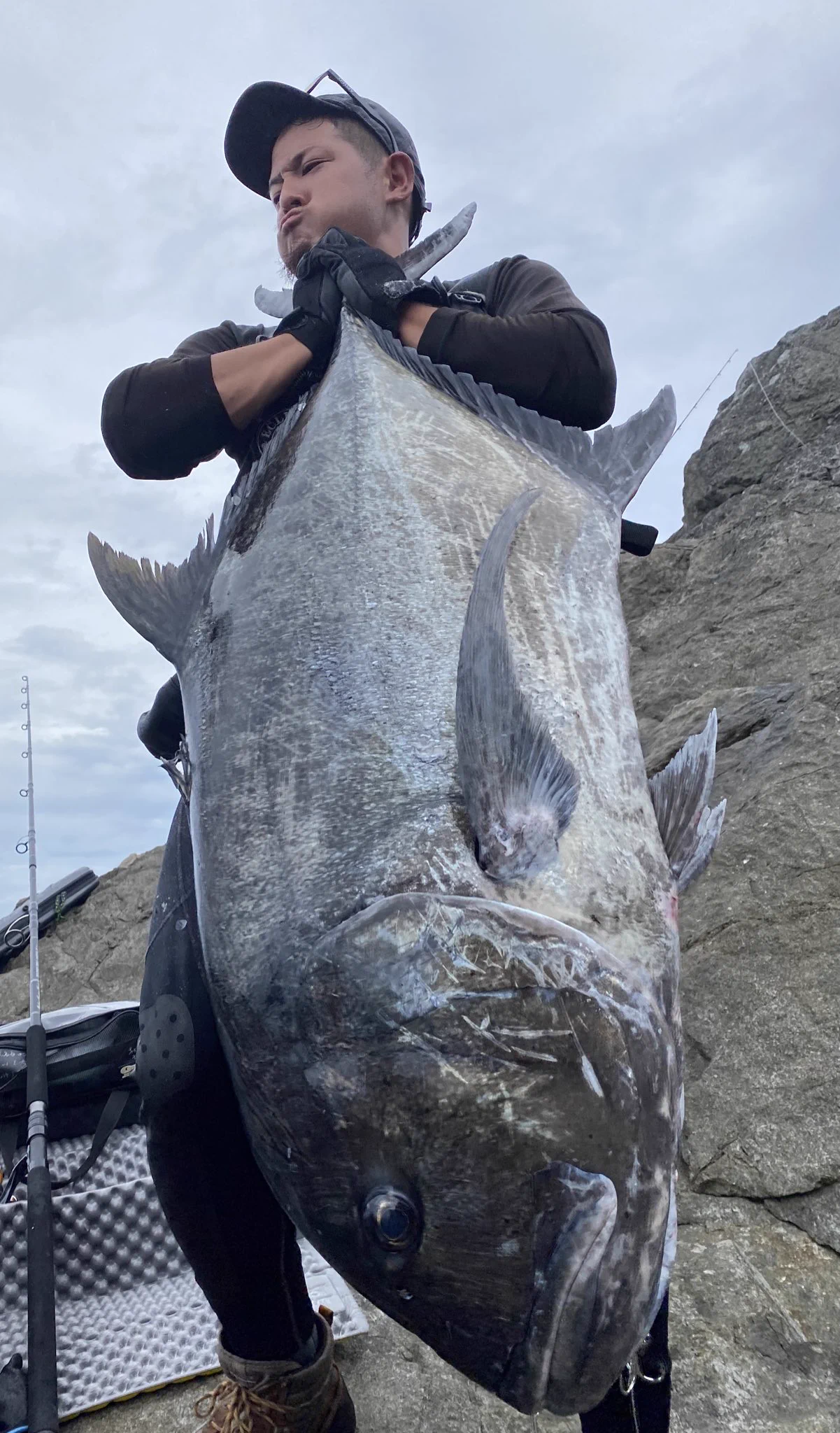 ロックショアにこだわりかなりの巨大魚GT(アジ)をget！その重さなんと37キロ！！とにかくでかい！