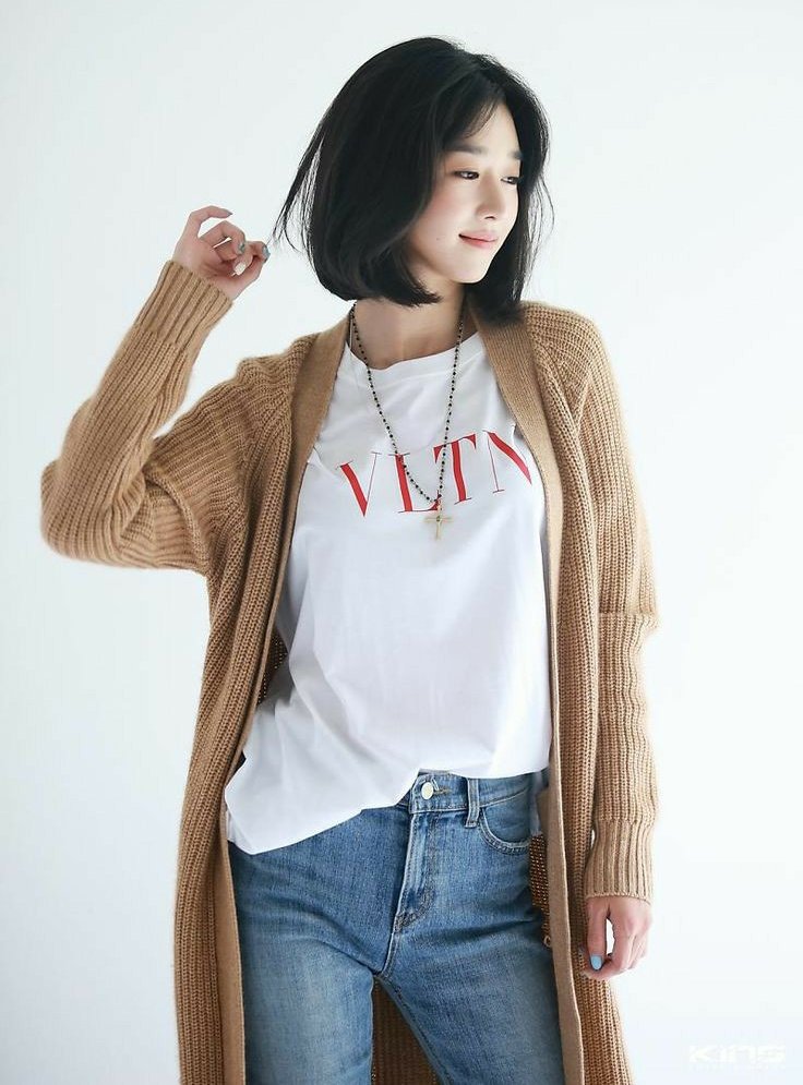 Seo Yeji& #39;s thread but as you scroll down her hair grows longer