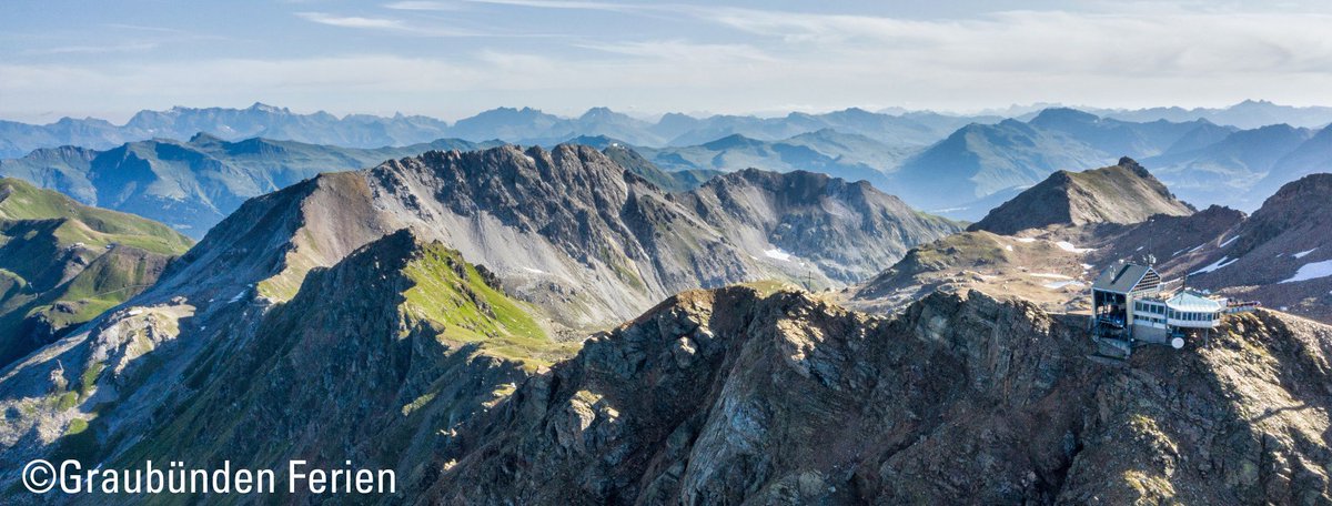 Aufstehen ⛺️, Sonnenaufgang 🌞 geniessen, Frühstück, 🥾🥾 #Wanderschuhe schnüren und dann – einfach loslaufen. Was gibt es besseres? 😍

#Weitwandern, eine der schönsten Arten, die grösste Ferienregion der 🇨🇭 #Schweiz <a href="/Graubunden/">Graubünden</a> kennenzulernen. 👉 buff.ly/3eXvLF4