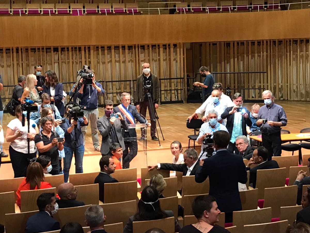 ici_gironde's tweet photo. EN DIRECT - #bordeaux Le maire sortant LR Nicolas Florian à Pierre Hurmic : "Vous vivez un moment particulier, je vis moi-même un moment particulier" https://t.co/G3xLEuMJQx https://t.co/GQcuYhKVAL