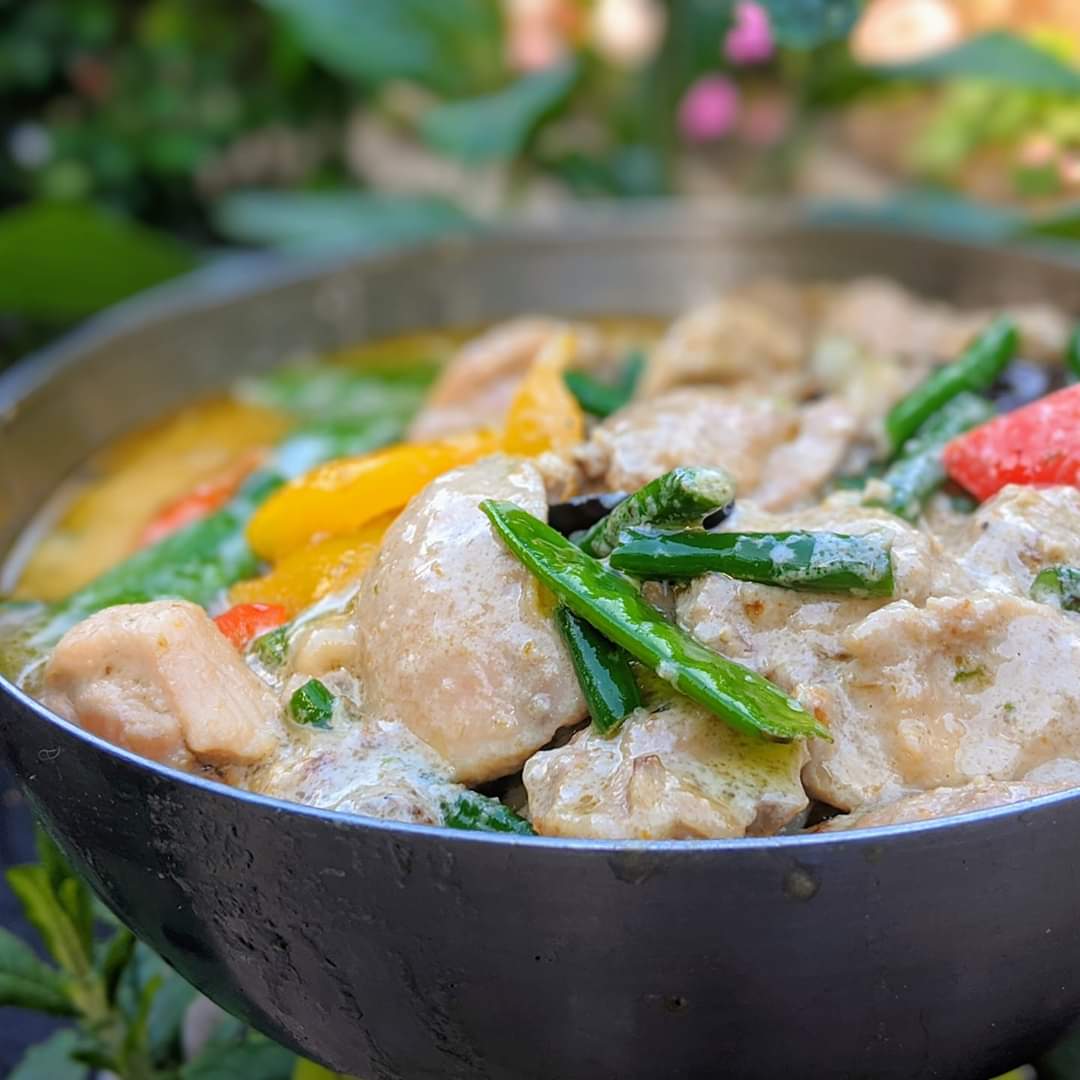 thaihutbath's tweet photo. Silky and creamy 😍
Tasty and hearty 🤤
Come to the hut 🚴
Join the Green party! 💚
.
🎉 FRIDAY MENU 🎉 
.
Duck Panang Curry
BEEF DRUNKEN NOODLES 🌟
Chicken Green Curry
Vegetable Yellow Curry https://t.co/EyvAt64MKz
