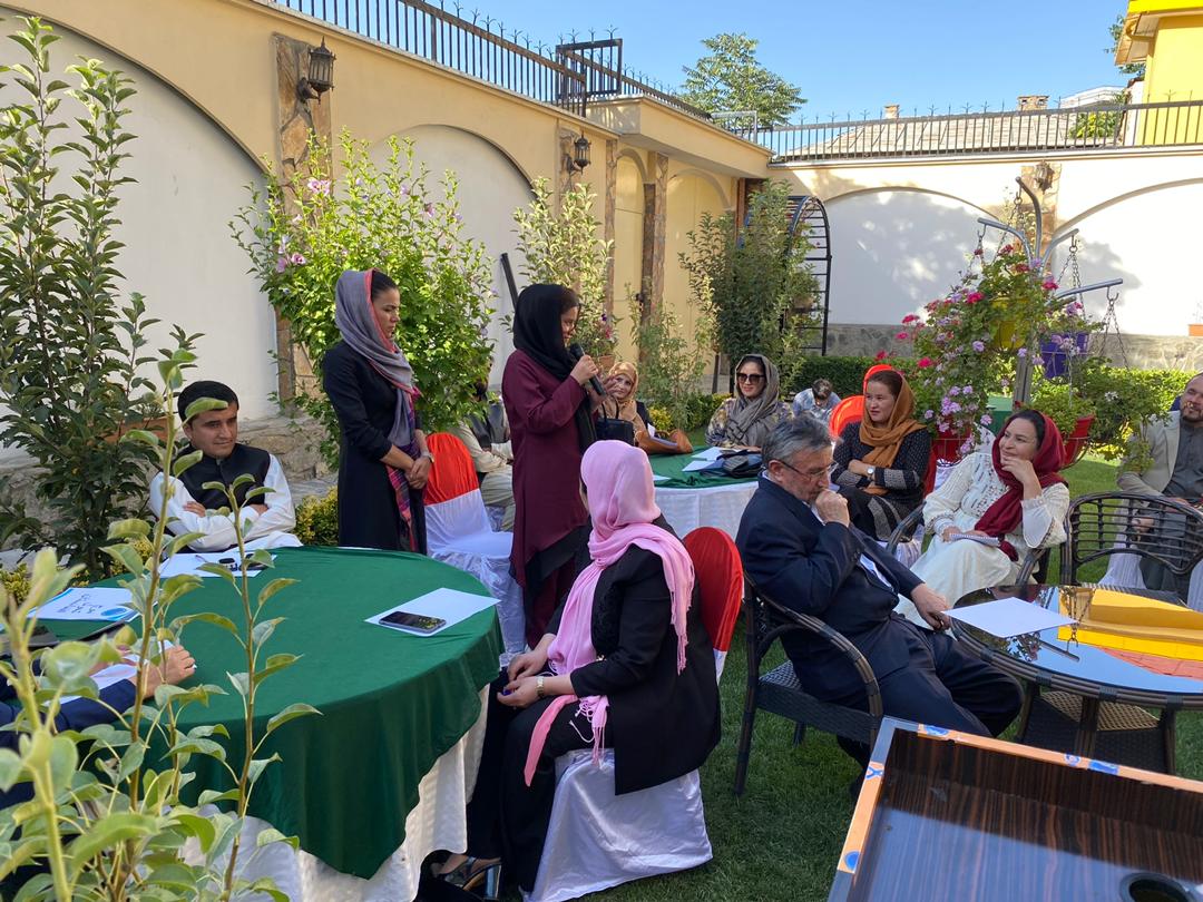 2018Jawed's tweet photo. بانو‌ فوزیه کوفی رهبر حزب موج تحول در نشستی با نخبه‌گان و فعالان سیاسی و مدنی‌ کشور اظهار داشت: موج تحول؛ یک تشکیلات‌ سیاسی نه، بلکه یک جریان سیاسی‌ و باورمندبه مولفه‌های اساسی‌ دموکراسی‌است.
پ.ن: نخبه‌گان و نویسندگان به منظور نقد و بررسی‌مرام‌نامه‌ی این حزب‌ دعوت شده بودند. https://t.co/017qkZtOeN