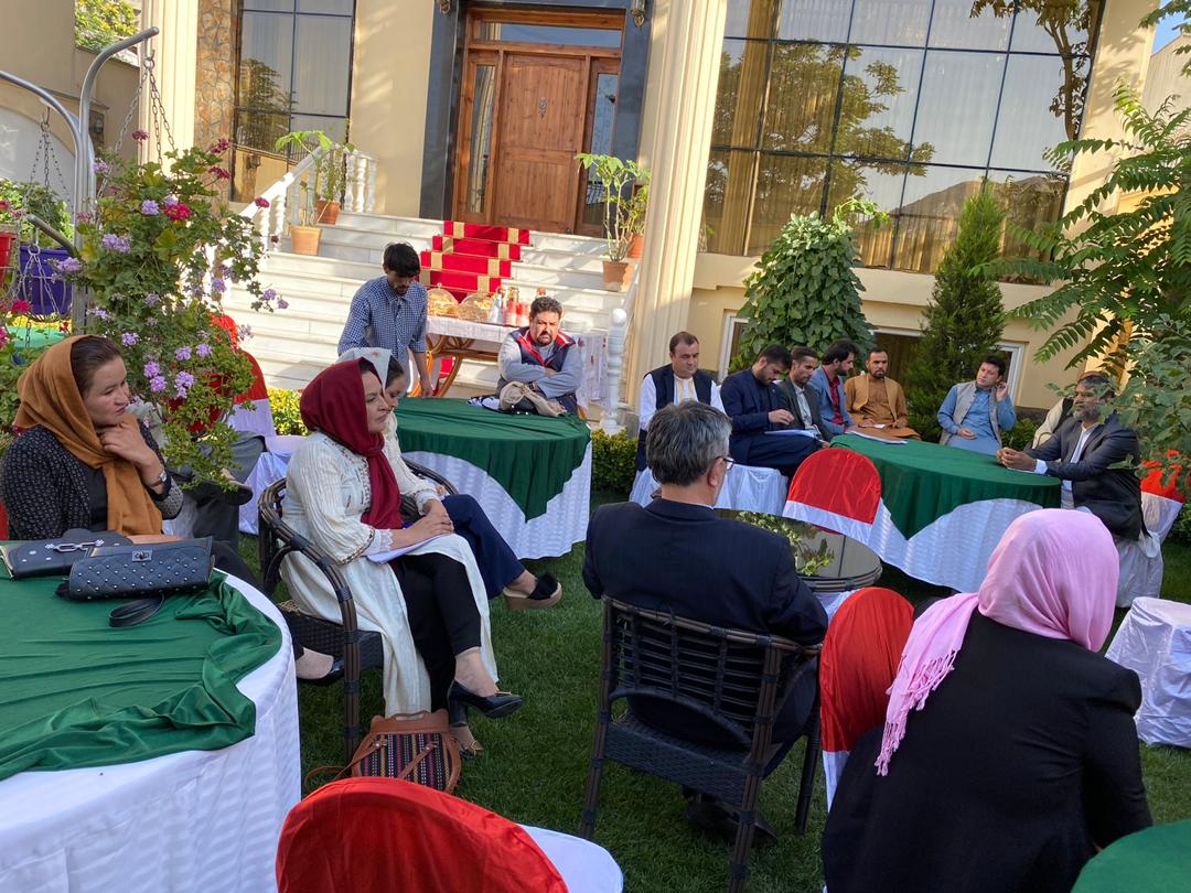 2018Jawed's tweet photo. بانو‌ فوزیه کوفی رهبر حزب موج تحول در نشستی با نخبه‌گان و فعالان سیاسی و مدنی‌ کشور اظهار داشت: موج تحول؛ یک تشکیلات‌ سیاسی نه، بلکه یک جریان سیاسی‌ و باورمندبه مولفه‌های اساسی‌ دموکراسی‌است.
پ.ن: نخبه‌گان و نویسندگان به منظور نقد و بررسی‌مرام‌نامه‌ی این حزب‌ دعوت شده بودند. https://t.co/017qkZtOeN