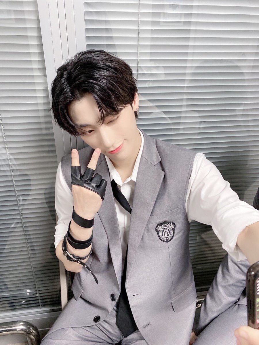 ATEEZofficial's tweet photo. [#성화] 에이티즈 최산 셀카 유출!📸📸
#ATEEZ #에이티즈 https://t.co/BzxHl3Eb0M