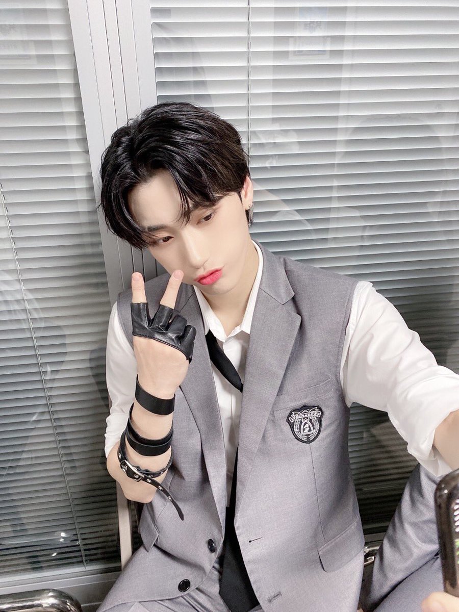 ATEEZofficial's tweet photo. [#성화] 에이티즈 최산 셀카 유출!📸📸
#ATEEZ #에이티즈 https://t.co/BzxHl3Eb0M