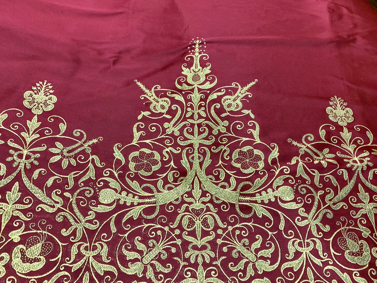 CasaRodriguez13's tweet photo. ⚜️Nuevo corte de saya para imagen de tamaño natural de color burdeos y oro.
.
.
.
#cortesaya #saya #clothes #ssanta #burdeos #pasamaneria #pasamanerie #brocado #brocatel #brocade https://t.co/s4s2MPfLVZ