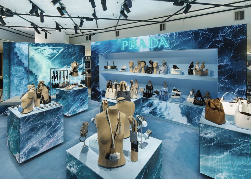 Prada Japan Pa Twitter 計り知れない性質をもつ 水 にインスピレーションを得た特別な空間を楽しめる プラダ アクア ポップアップストア 伊勢丹新宿店で7月7日 火 まで開催中 詳しくは公式サイトへ T Co Elvgxn2xbr Prada Pradaaquaisetan