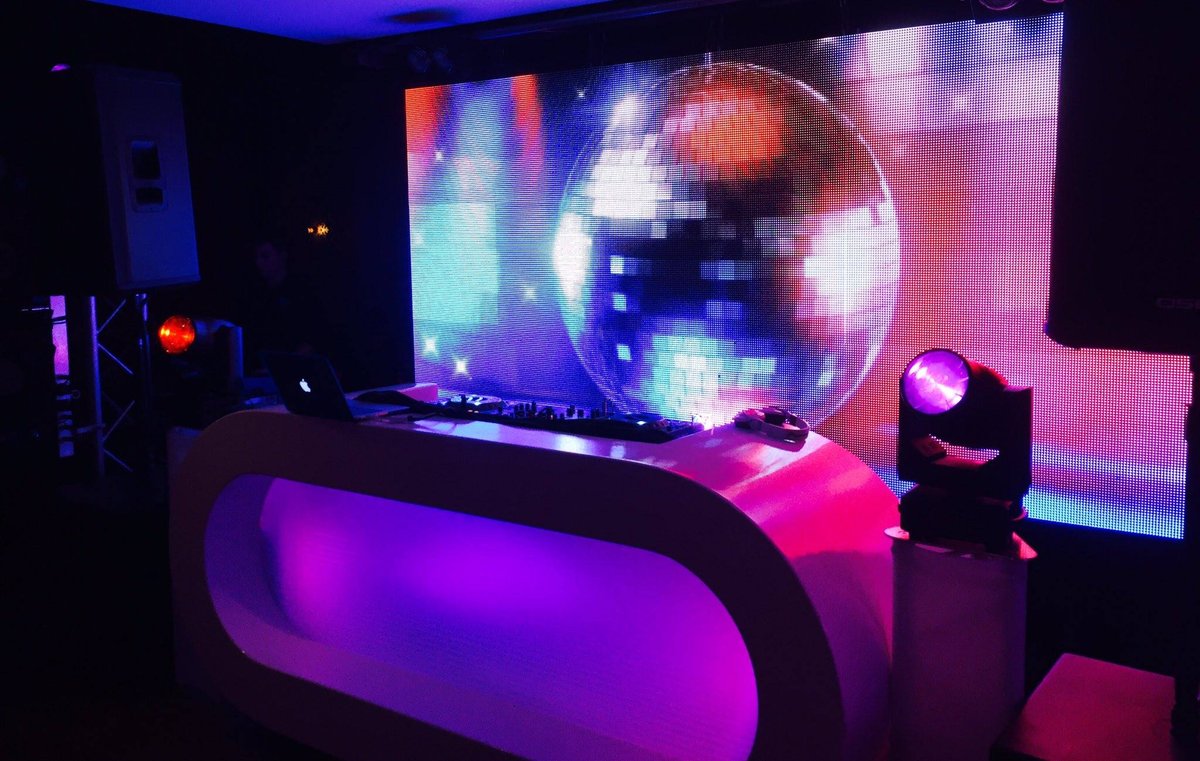 || DISCO DANCING ||
Hoe gaaf is dit LED-scherm achter de DJ booth? Hier kunnen allerlei visuals op getoond worden!
#djopjebruiloft #djbooth #dj #trouwen