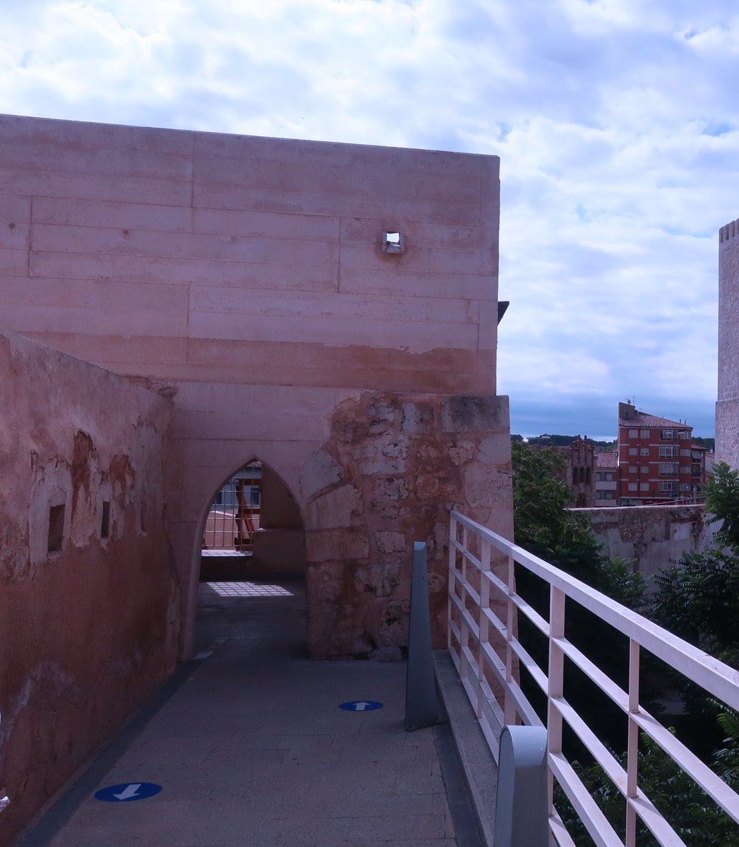 Ayto_Teruel's tweet photo. La Muralla y los Aljibes de #Teruel reabren sus puertas este sábado 4 de julio con todas las medidas de seguridad exigidas por la crisis sanitaria. La Muralla acoge un nuevo photocall donde los visitantes se podrán hacer fotos en un ambiente medieval. https://t.co/8x1OQVEQry