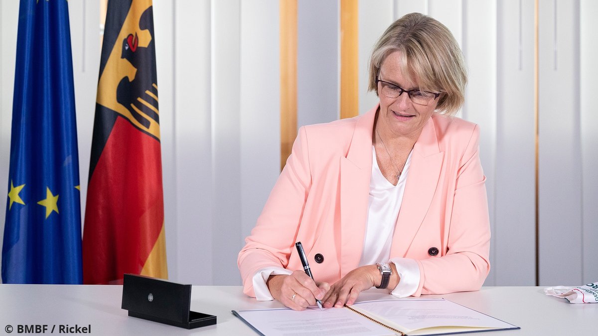 BM <a href="/AnjaKarliczek/">Anja Karliczek 🇺🇦🇮🇱</a> hat heute die Bund-Länder-Vereinbarung zur digitalen Ausstattung von Schulen unterzeichnet -  die 500 Millionen Euro für Schülerlaptops können also fließen! Mehr dazu in der Pressemitteilung 👉 bmbf.de/de/karliczek-5… #Digitalpakt #Innovationsland🇩🇪