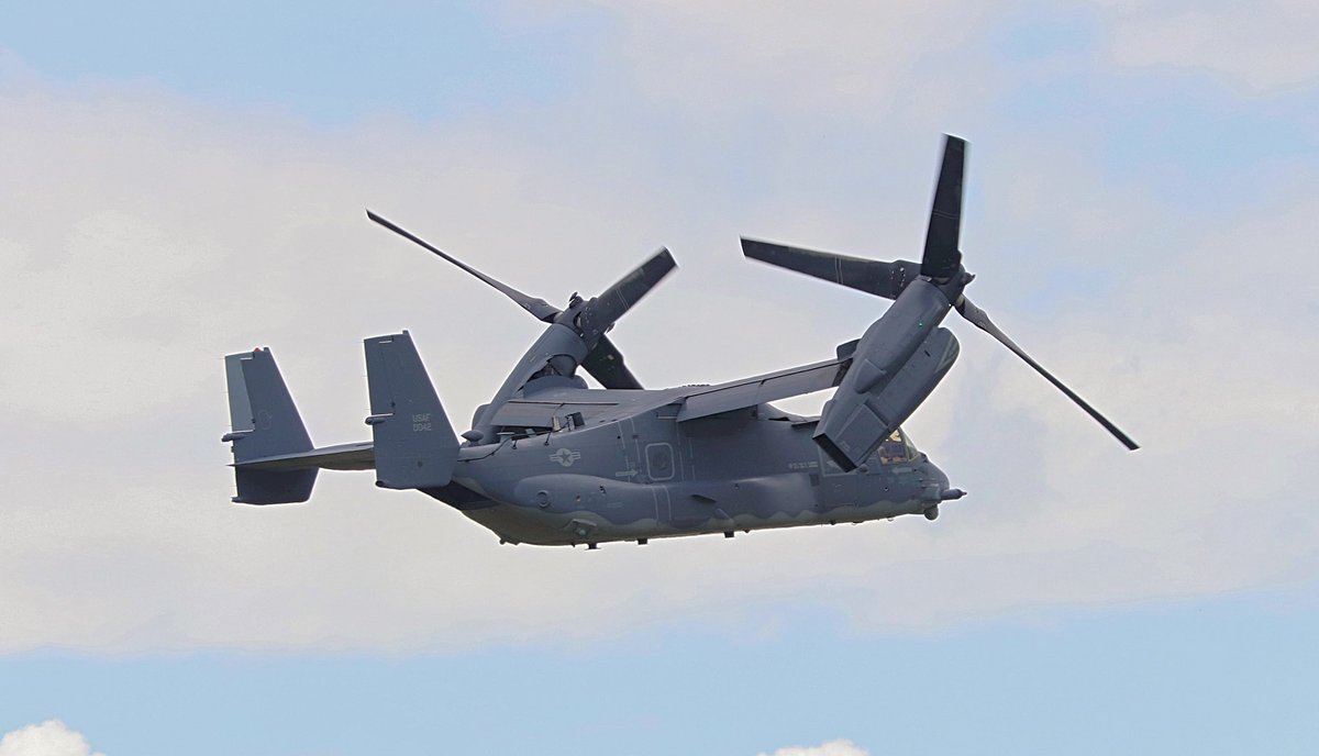 Eng1170's tweet photo. Another couple of my pics of the #7thSOS CV-22 departing @GLA_Airport yesterday. You can see the transition of the nacelles from vertical position to forward flt. Hopefully not the last time we see one of these ππΌ #avgeek #USAF #Osprey @RAFMildenhall https://t.co/dpxS25ZfL8