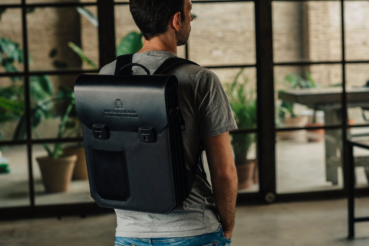 yolibre_org's tweet photo. Creamos una nueva cartera para un nuevo modelo educativo, más de profesor y menos de político, perfecta para trabajar codo con codo con los padres y madres para que nuestros hijos lleguen lo más lejos posible.
#LaNuevaCarteraDeLaMinistra #YoLibreORG #LibertadEducativa https://t.co/Q1d0YMt7Ua