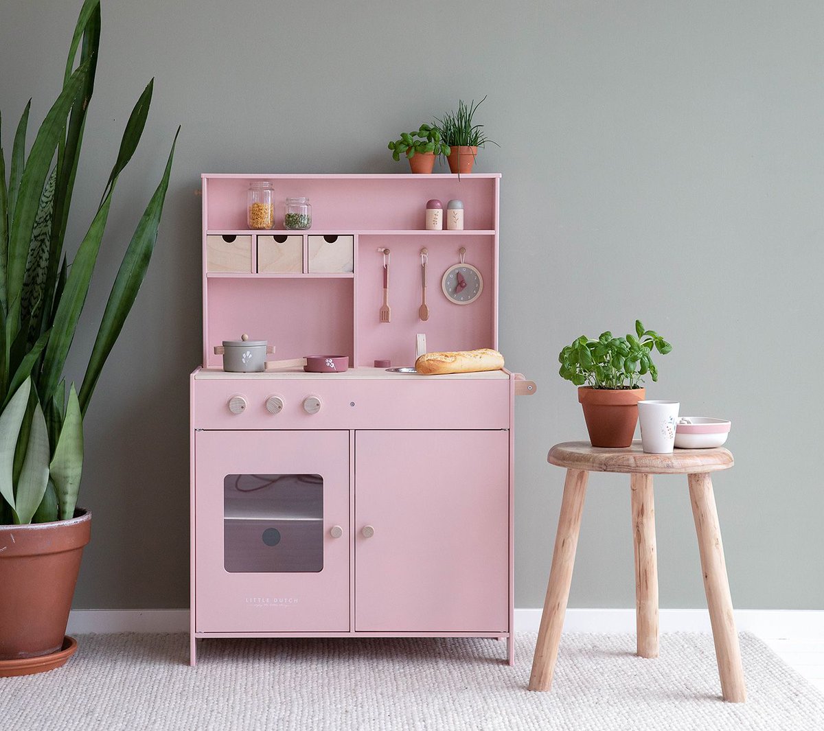 The gorgeous new #LittleDutch Wooden #PlayKitchen in Pink is now available at All Mama’s Children 💗
buff.ly/31JXYLV
#dutchdesign #woodentoys #roleplay #pretendplay #learningthroughplay #playroom #playroominspo #playroomgoals #toykitchen #kidsroom #kidsinteriorinspo
