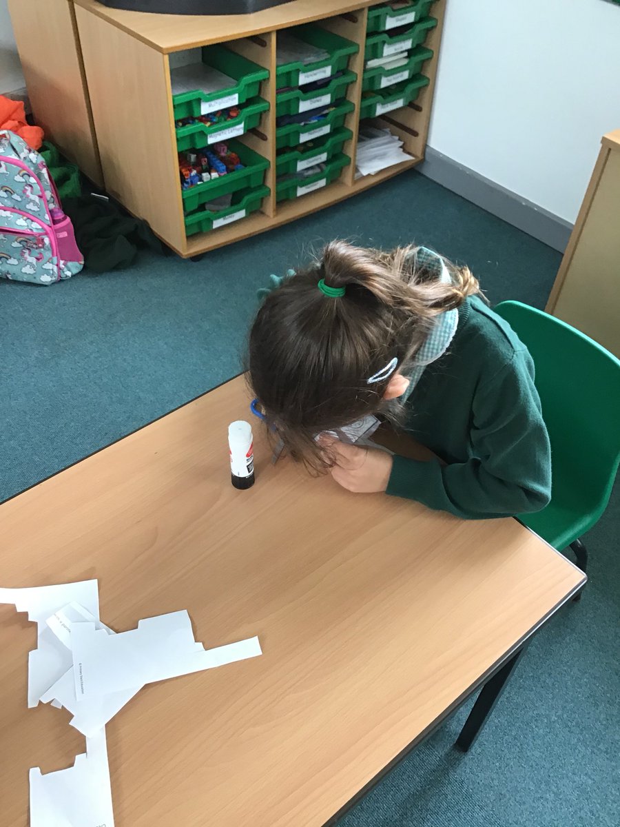 SparrowsMPS's tweet photo. This week we have been learning to tell the time to the hour ⏰ Today we are making dice so we can practice telling the time! https://t.co/eHX5COGUqB