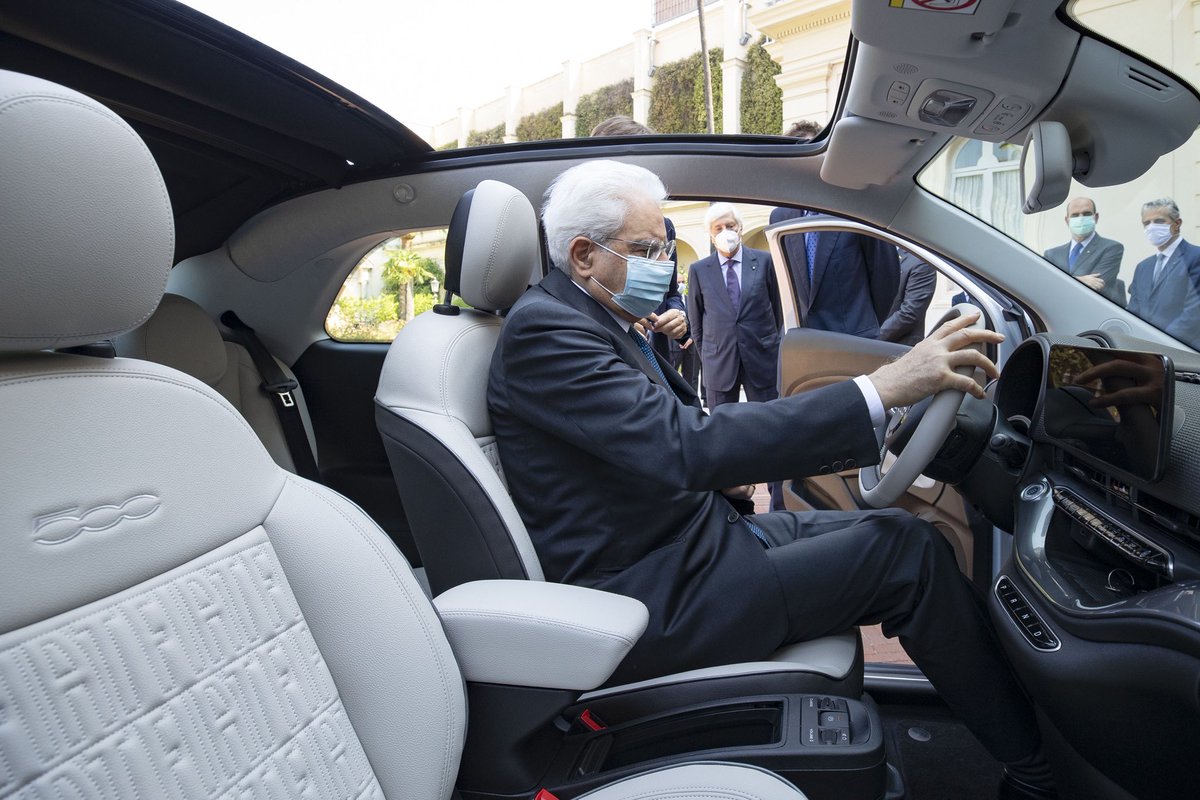 Quirinale's tweet photo. #Quirinale, presentata al Presidente #Mattarella la nuova #Fiat500 elettrica https://t.co/jPqBXHS3CS