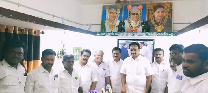 03.07.2020 - #கரூர் #மாவட்டம்.
#கரூர் #தெற்கு #நகர #அஇஅதிமுக #அலுவலகத்தை
கரூர் மாவட்ட கழக செயலாளரும், கழக அண்ணா தொழிற்சங்கப் பேரவைச் செயலாளருமான, மாண்புமிகு தமிழக போக்குவரத்துத்துறை அமைச்சர் திரு எம்.ஆர்.#விஜயபாஸ்கர் அவர்கள் பார்வையிட்டபோது. உடன் கழக நிர்வாகிகள்,உடன் இருரந்தனர் https://t.co/xHnzFPWS4c